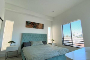 3bd/3ba Modern Hollywood Townhouse with Private Rooftop, Los Angeles